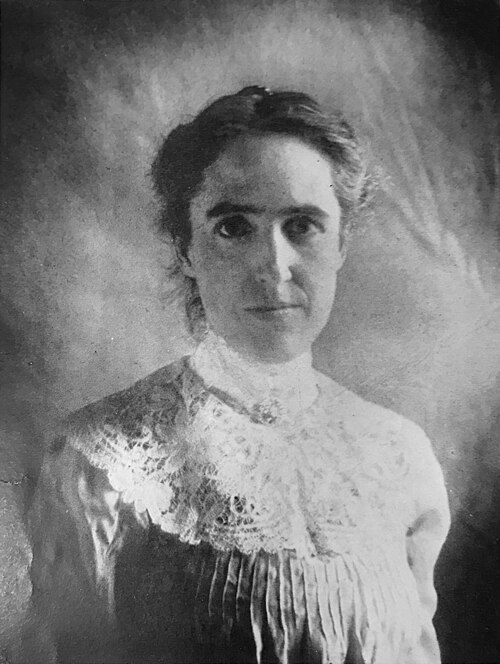 Photograph of Harvard astronomer Henrietta Swan Leavitt at her desk.